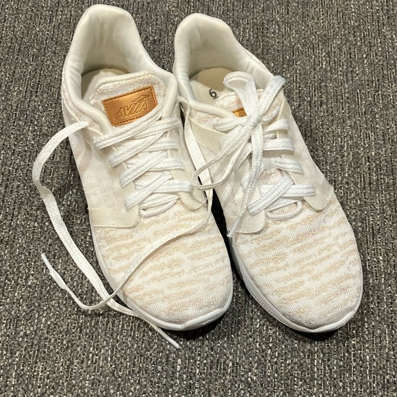 Avia Shoes - EUC Sz 6 women’s AVIA white/gold mesh lace up sneakers
